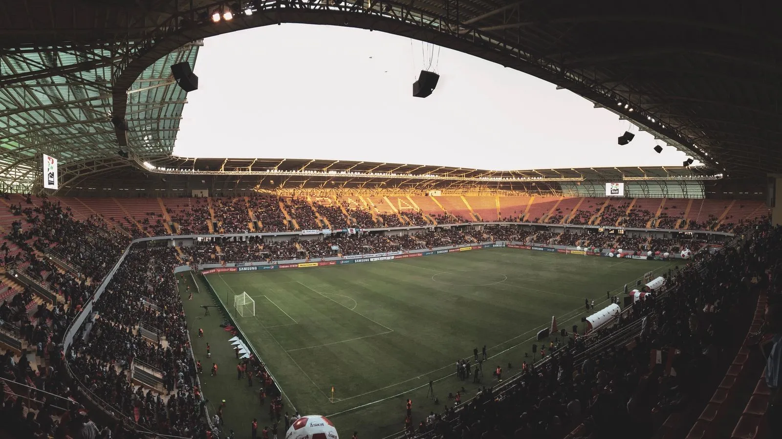Repérer les périodes où les cotes bougent le plus selon le rythme du championnat.